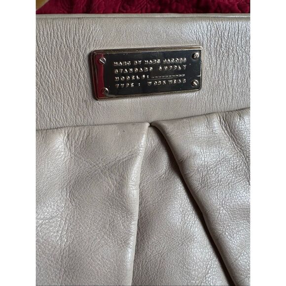 Marc by Marc Jacobs - Classic Q Hillier Hobo Bag in Cement Soft Leather. LOVELY! - Picture 11 of 15